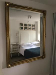 圣欧班Fabulous Apartment in Historic House in St Aubin的卧室内的镜子反射着一张床
