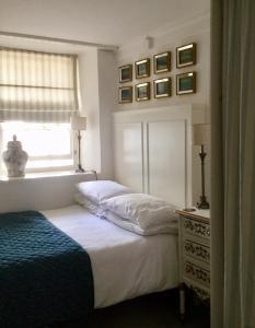 Fabulous Apartment in Historic House in St Aubin客房内的一张或多张床位