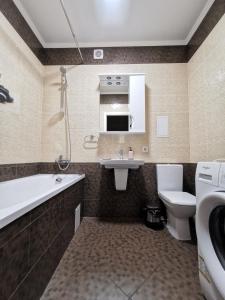 切尔尼戈夫Chernigov City Apartments na Peremohy的一间带水槽、浴缸和卫生间的浴室
