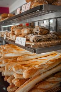 圣拉斐尔太阳酒店的面包店上展示的一大堆面包