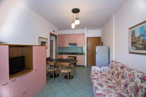 圣贝内代托-德尔特龙托Appartamento Mediterraneo的客厅以及带沙发和桌子的厨房。