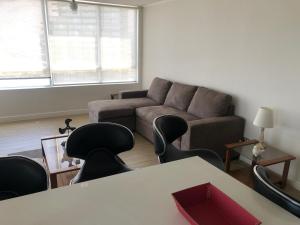 伊基克Departamento Suite en Boulevard del Mar的客厅配有沙发和桌椅
