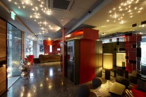 釜山路易斯汉密尔顿百斯特酒店海云台的客厅配有沙发和天花板上的灯
