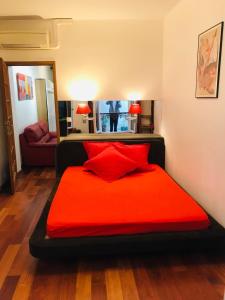 巴黎Abbesses Montmartre Apartment的红色毯子的房间的一张床位