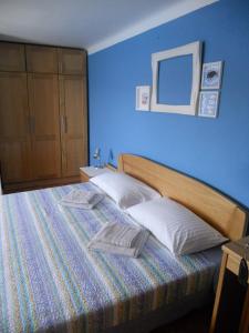瓦伦Room Dinko的蓝色卧室 - 带2个枕头和床