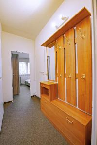 安娜贝格-布赫霍尔茨Ferienwohnung 143的一间带木制橱柜和镜子的浴室