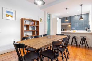 里斯本LV Premier Baixa DO的一间带木桌和椅子的用餐室