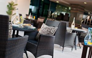 多哈萨雷姆施勒比套房酒店的餐厅里一组桌椅