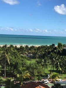 迈阿密海滩海洋广场梦想目的地酒店的从度假村的阳台上可欣赏到海滩景色