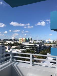 迈阿密海滩海洋广场梦想目的地酒店的从大楼的阳台上可欣赏到城市景观