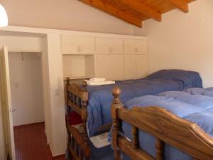 圣奥古斯汀镇Cabañas La Rosita的一间卧室,配有三张床
