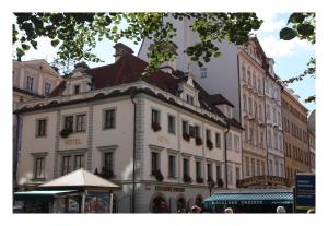 布拉格布拉格黄金时代酒店的一条城市街道上的白色大建筑