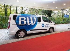 塞格拉泰Best Western Air Hotel Linate的一辆蓝色和白色的货车停在红地毯上