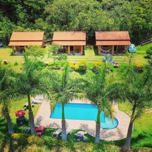 索科罗普撒达卡鲁阿鲁旅馆的享有度假村的空中景致,设有游泳池和棕榈树