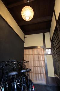 京都希促间旅馆的一辆停放在光线充足的房间中的自行车