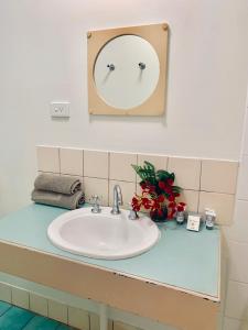 布鲁姆罗巴克湾酒店的浴室水槽和墙上的时钟