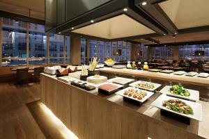 华城市新罗东滩住宿酒店的包含许多食物的自助餐