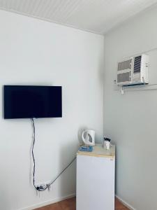 布鲁姆罗巴克湾酒店的客房设有电视、冰箱和风扇。