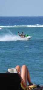沙努尔Besakih Beach Hotel的几个人在海洋里骑摩托艇