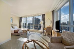 香港嘉湖海逸酒店的酒店客房设有一张床和一个大窗户