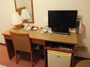 名古屋名古屋清雪1号酒店的一张带电脑、显示器和电话的桌子