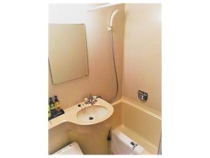 调布市HOTEL LiVEMAX BUDGET Chofu-Ekimae的一间带水槽、卫生间和镜子的浴室