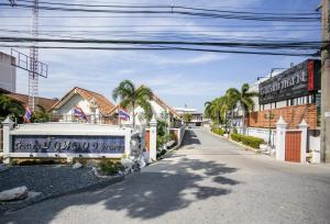 红统府布阿鲁昂酒店的一条有白色围栏和棕榈树的街道