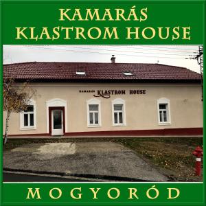 莫悠罗德Kamarás Klastrom House的kaminas katzron房屋的标志