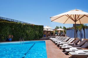 悉尼悉尼四季酒店的一个带躺椅和遮阳伞的游泳池