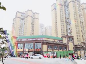 成都尚客优精选四川成都简阳市东城华府店的一座高楼城市的建筑