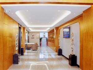 鄂州尚客优精选湖北鄂州鄂城区武汉东海洋世界店的医院走廊,设有接待室