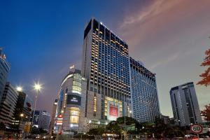 首尔Lotte Hotel Seoul Executive Tower的夜晚在城市的高楼