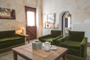 马克里尼撒Villa Ntona的客厅配有绿色椅子和桌子