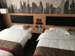 Duanlutou尚客优精选河北邢台南宫市段芦头镇店的酒店客房设有两张床和一台平面电视。