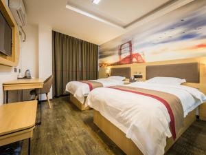 赣州尚客优精选江西赣州南康区汽车东站店的酒店客房设有两张床和电视。