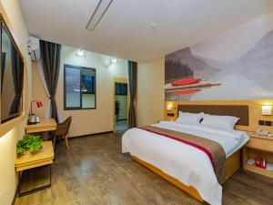 成都尚客优精选四川成都简阳市东城华府店的酒店客房设有一张大床和一张书桌。