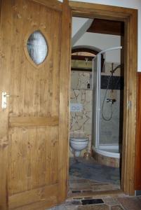 DabasDabasi Lovas Vendégház的一间带木门和卫生间的浴室