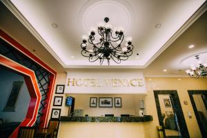 吉隆坡Hotel Venice的大堂内带吊灯的酒店入口