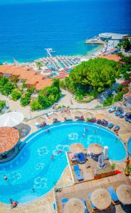 萨兰达布干维里湾酒店的享有度假村游泳池的空中景致
