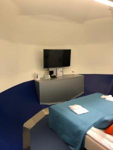 阿兰达斯德哥尔摩STF加姆博住宿旅舍的一间设有床铺和墙上电视的房间