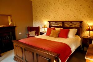 安特里姆Crookedstone House的一间卧室配有一张带红色和白色枕头的大床