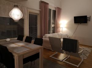 沃卡蒂Vuokatin Lumo的客厅配有桌子和沙发