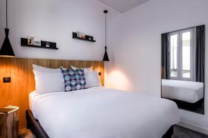 巴黎9Hotel Bastille-Lyon的卧室配有白色的床和窗户。