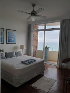 德班105 Sea Lodge的一间卧室设有一张床和一个大窗户