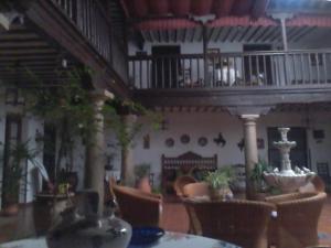 因凡特斯新镇Los Girones Pacheco的一间带桌椅和楼梯的客厅