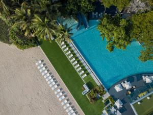 七岩Veranda Resort & Villas Hua Hin Cha Am的享有棕榈树度假村游泳池的顶部景致