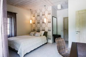 Turaida雷尼斯酒店的一间卧室配有一张床和两把椅子