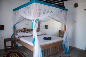 帕杰Villa Kiota的一间卧室配有一张带天蓬的床