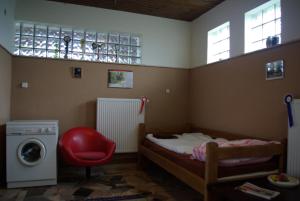 DabasDabasi Lovas Vendégház的一间卧室配有一张床和一台洗衣机