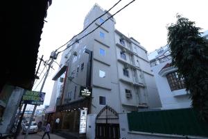 兰奇HOTEL PRATAP GRAND的一条城市街道上高大的白色建筑